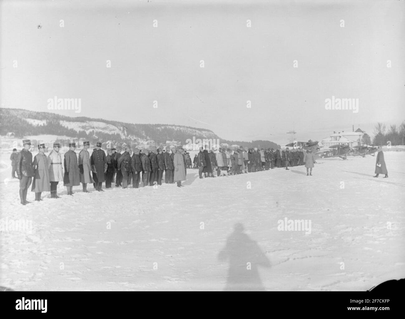 Inspektion, Luftstation in Östersund Inspektion an der Luftstation in Östersund, Winter 1926. Militär. Im Hintergrund sind Flugzeuge zu sehen. Stockfoto