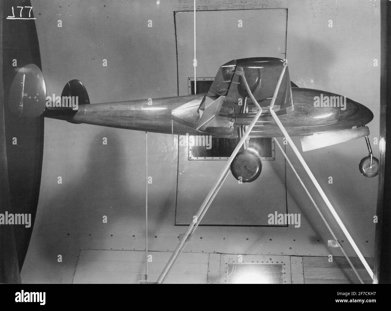 Windkanal-Modell des Flugzeugs JB-24 im Low-Speed-Tunnel auf FFA, 1940s . Windkanalmodell des Flugzeugs JB-24 im Low-Speed-Tunnel auf dem Luft- und Raumfahrtexperiment. Stockfoto