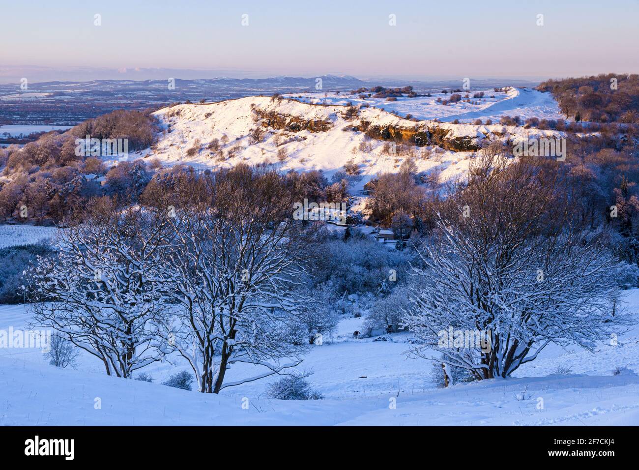 Frühes Winterschnee auf Crickley Hill, von Barrow Wake aus gesehen. Crickley Hill war der Ort von neolithischen Lagerstätten und bronzezeitlichen und eisenzeitlichen Hügelfestungen. Stockfoto