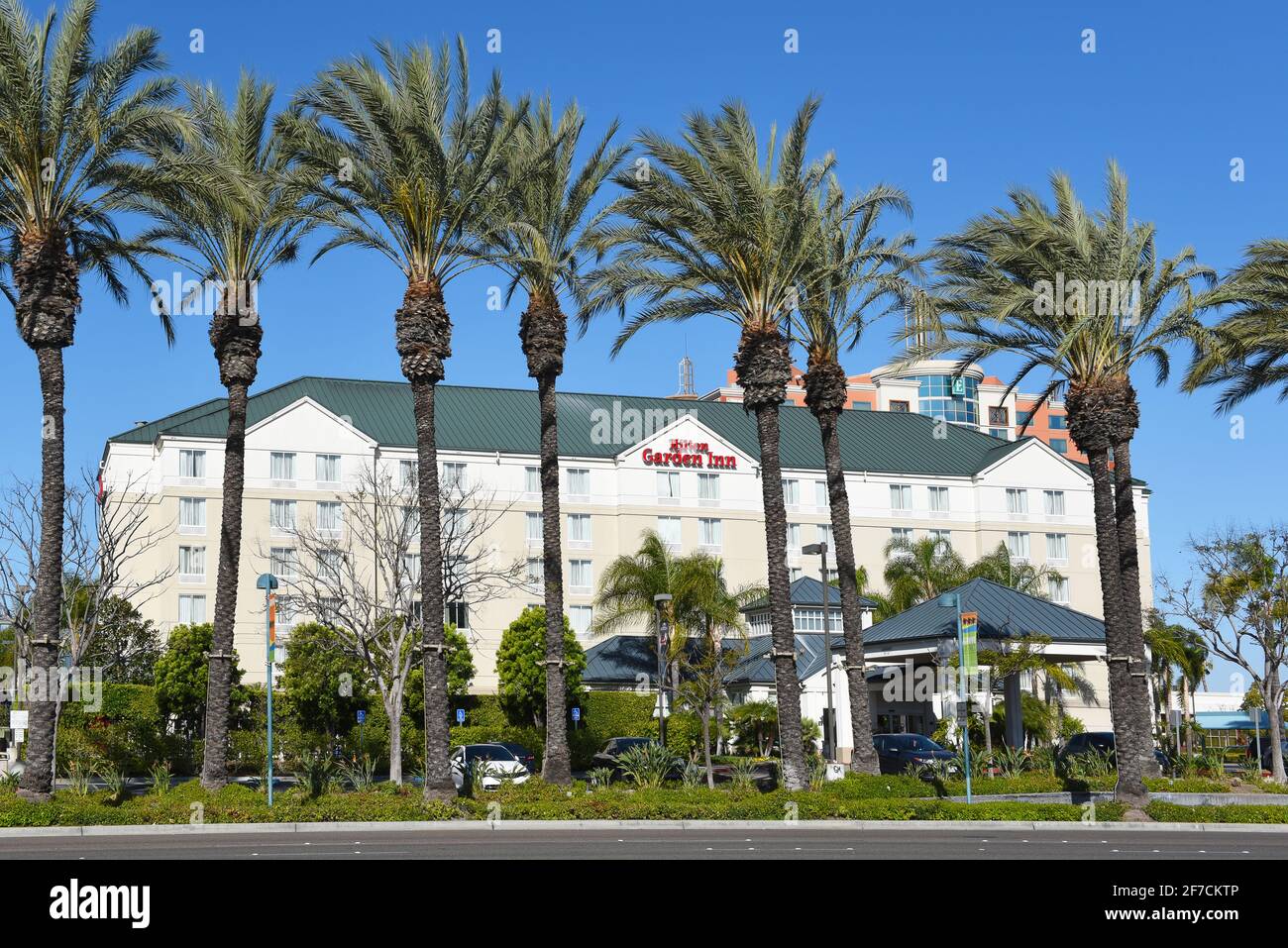 ANAHEIM, KALIFORNIEN - 31. MÄRZ 2021: Hilton Garden Inn am Harbor Boulevard, in der Anaheim Resort Gegend. Stockfoto