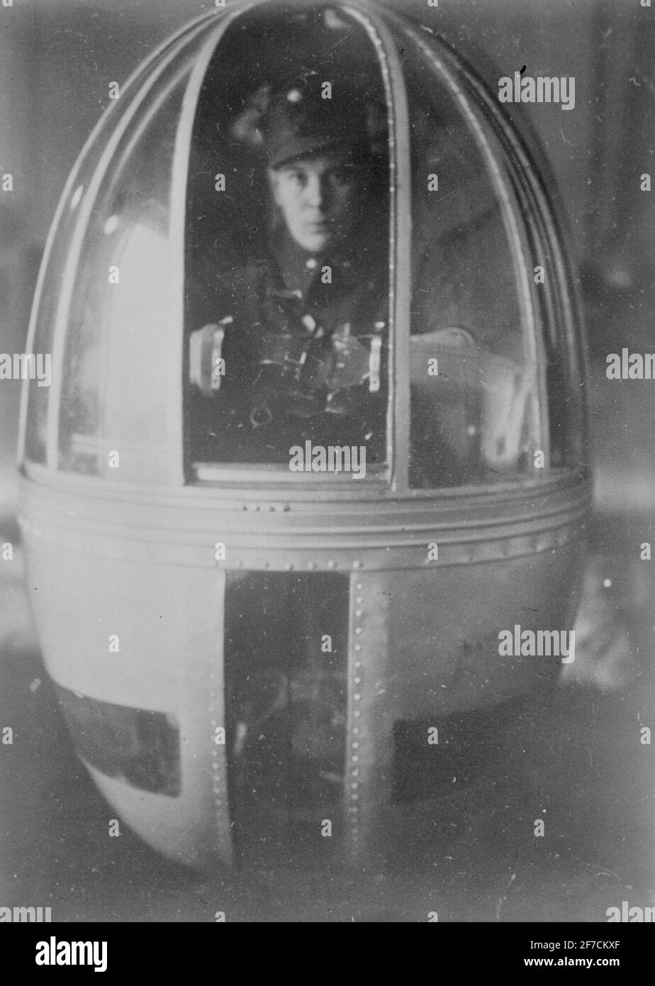 Ein finnisches Militär sitzt in der Nungstherette zu einem sowjetischen Flugzeug vom Typ Iljhin DB-3 Motiv: Ein finnisches Militär sitzt im Nusther-Turm zu einem sowjetischen Flugzeug vom Typ Iejushin DB-3 während des finnischen Winterkrieges 1940. Bild von F 19, der schwedischen NGO in Finnland. Stockfoto