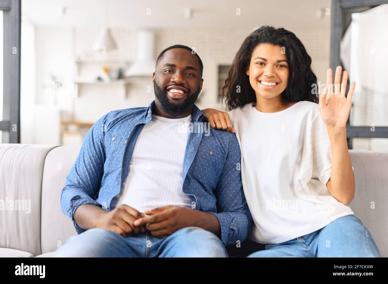 Porträt eines gerade verheirateten hispanischen Paares in der Liebe, posiert Fotoshooting, auf der Couch in modernen Studio-Apartments sitzen, Konzept der Aufnahme glücklicher Moment, harmonische Beziehungen, Pflege aufrichtige Gefühle Stockfoto