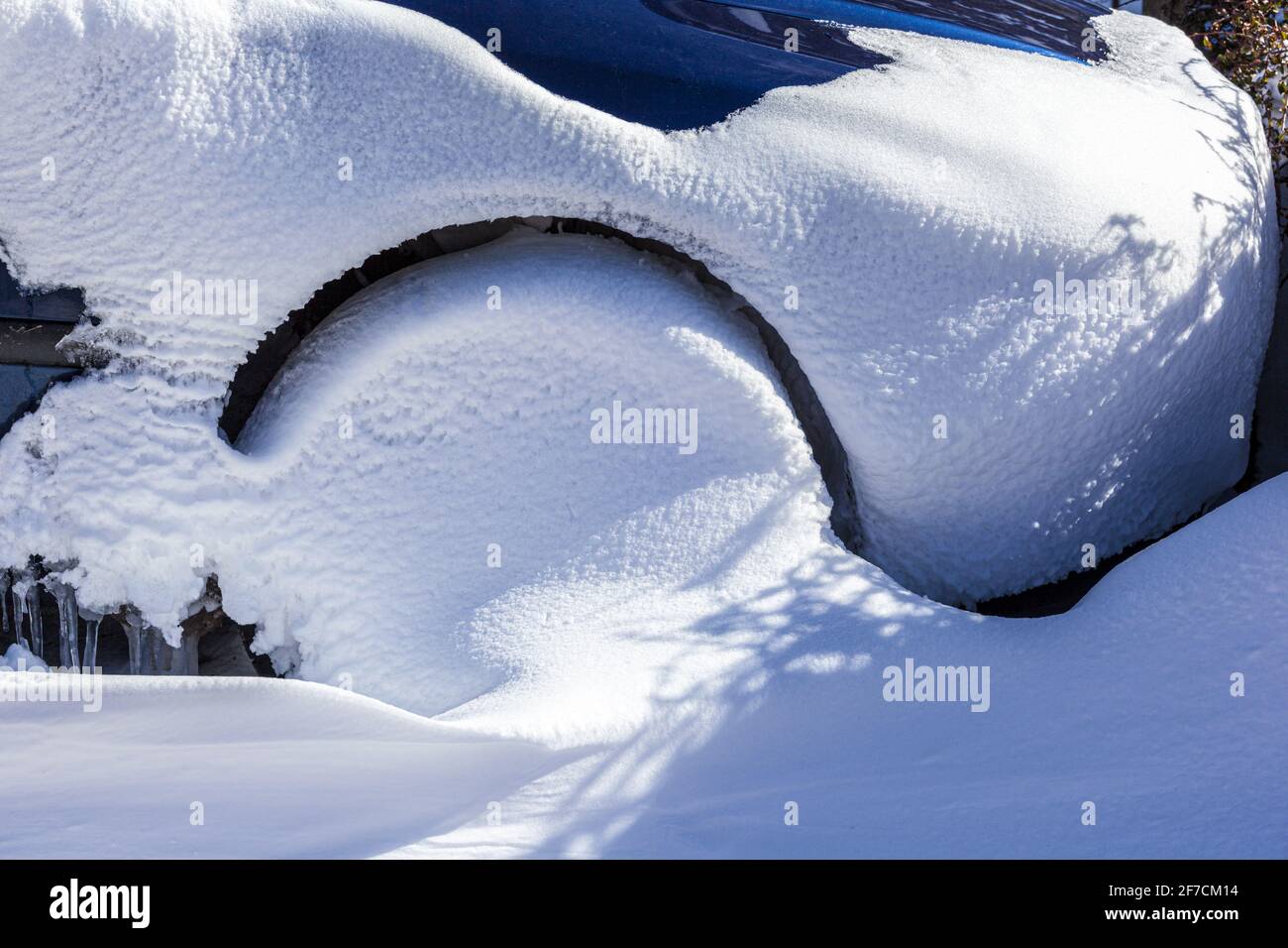 Die Pennines im Winter - EIN schneebedecktes Auto in Nenthead, Cumbria UK Stockfoto