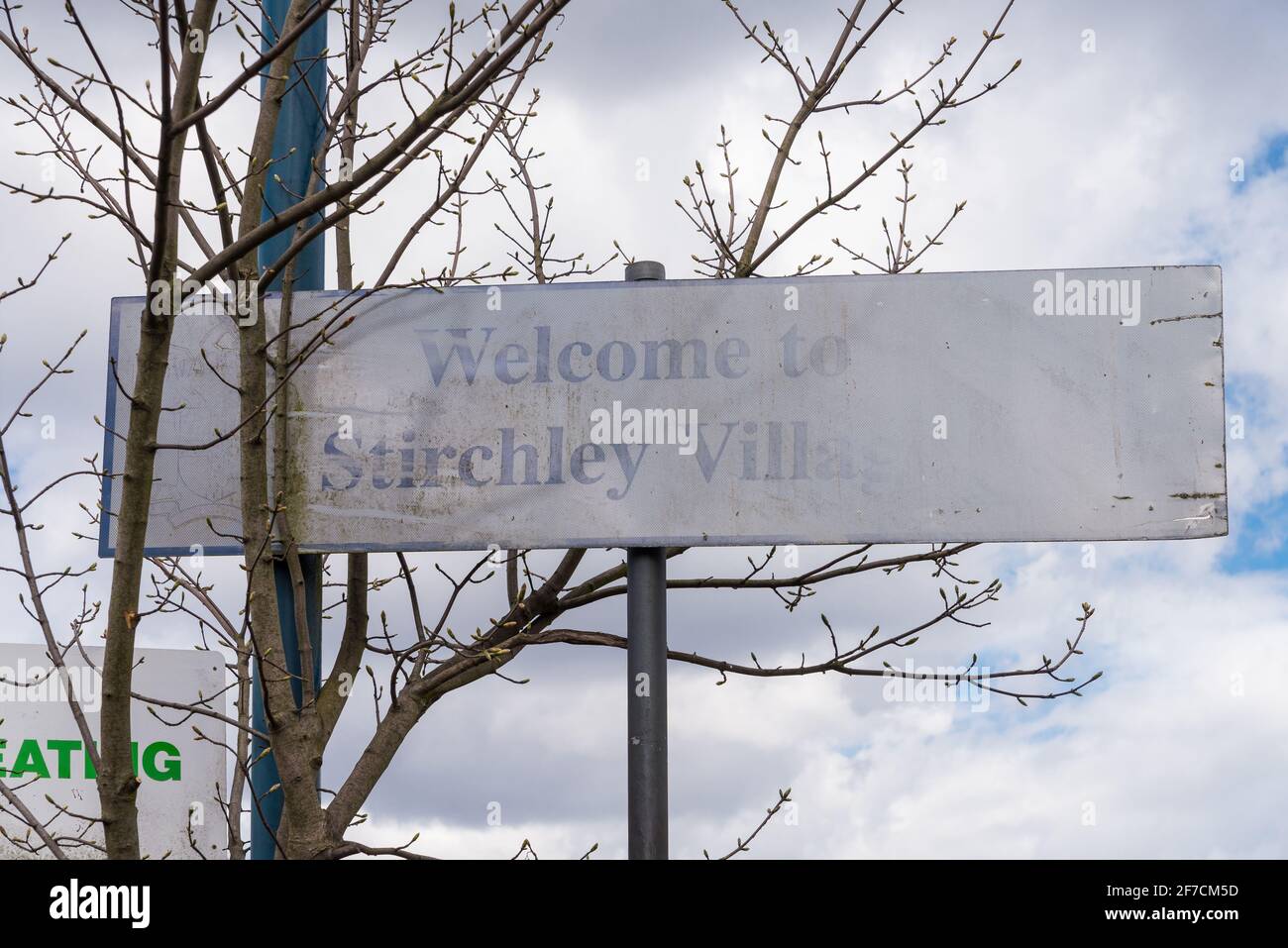 Verblichenes Schild mit der Aufschrift Willkommen im Stirchley Village an der Pershore Road, Stirchley, Birmingham, Großbritannien Stockfoto