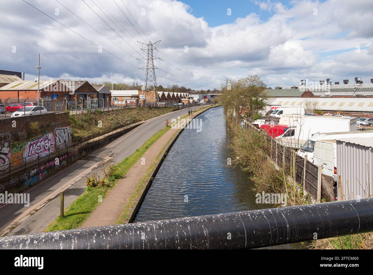 Die Kanäle Worcester und Birmingham, die unter der Pershore Road, Stirchley, Birmingham, Großbritannien, laufen Stockfoto