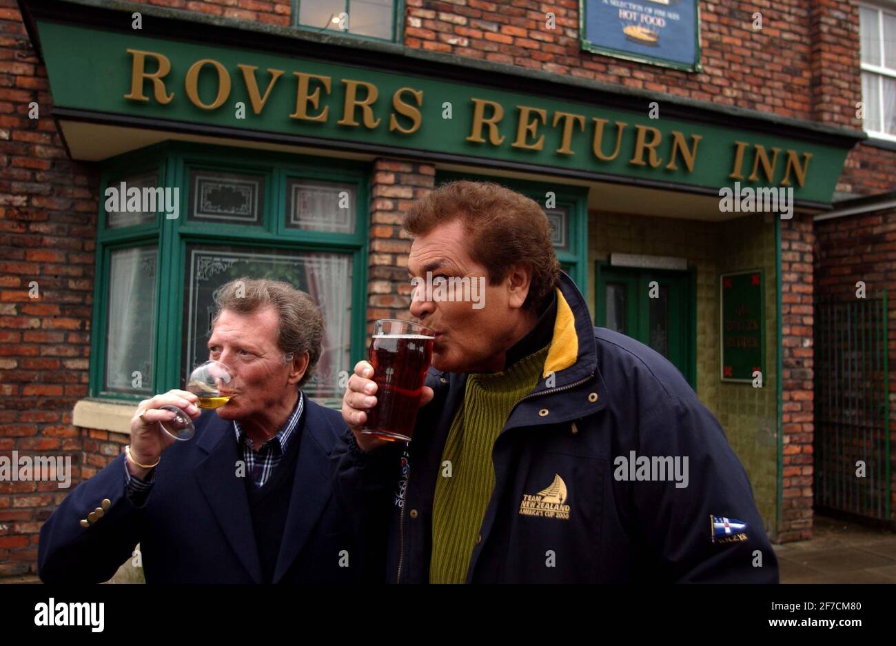 ENGELBERT HUMPERDINCK MIT SEINEM FREUND, DEM SCHAUSPIELER, DER MIKE SPIELT BALDWIN IN CORONATION ST AM SET IN GRANADA.,21/11/01 PILSTON Stockfoto