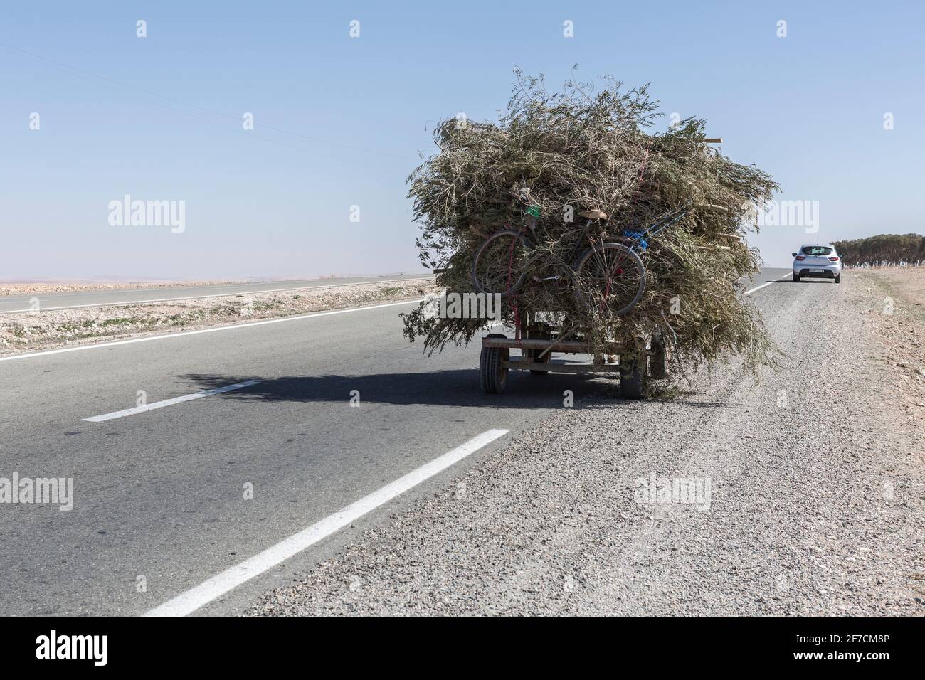 Voll beladener Wagen auf dem Weg durch Marokko Stockfoto