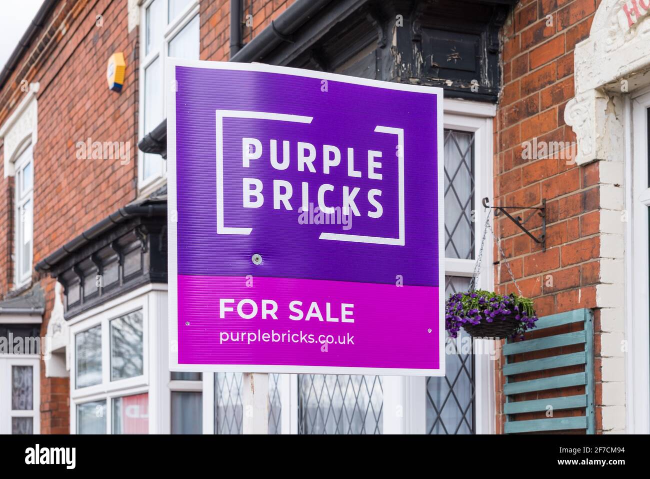 Große markante Purple Bricks zum Verkauf Schild vor einem Haus an der Pershore Road, Stirchley, Birmingham, UK Stockfoto