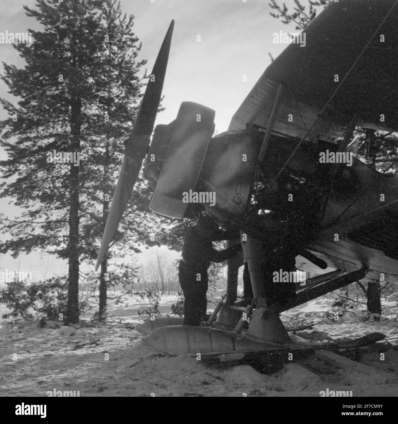 Wartungsarbeiten mit Flugzeug Hawker Hart schwarz M assoziiert F 19 . Wartungsarbeiten mit dem Flugzeug Hawker Hart Black M Associated F 19, Schwedischer Freiwilliger in Finnland. Luftfahrt in der Arbeit am Motor. Stockfoto