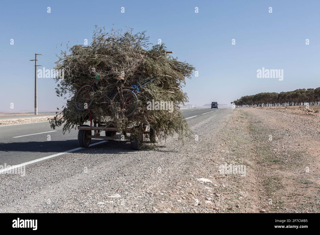 Voll beladener Wagen auf dem Weg durch Marokko Stockfoto