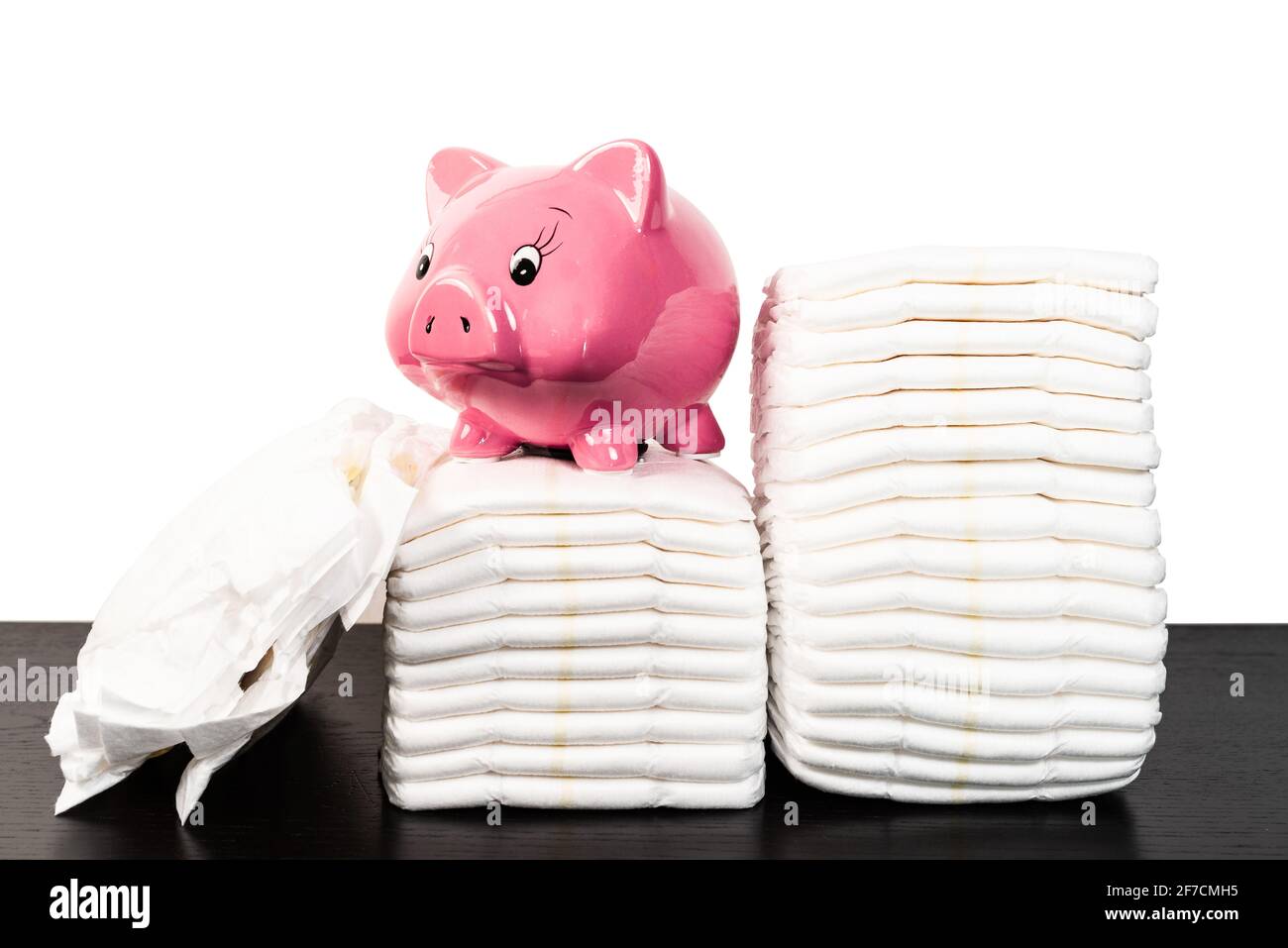 Rosa Sparschwein auf Stapel von Wegwerfwindeln gegen Weiß Hintergrund Stockfoto