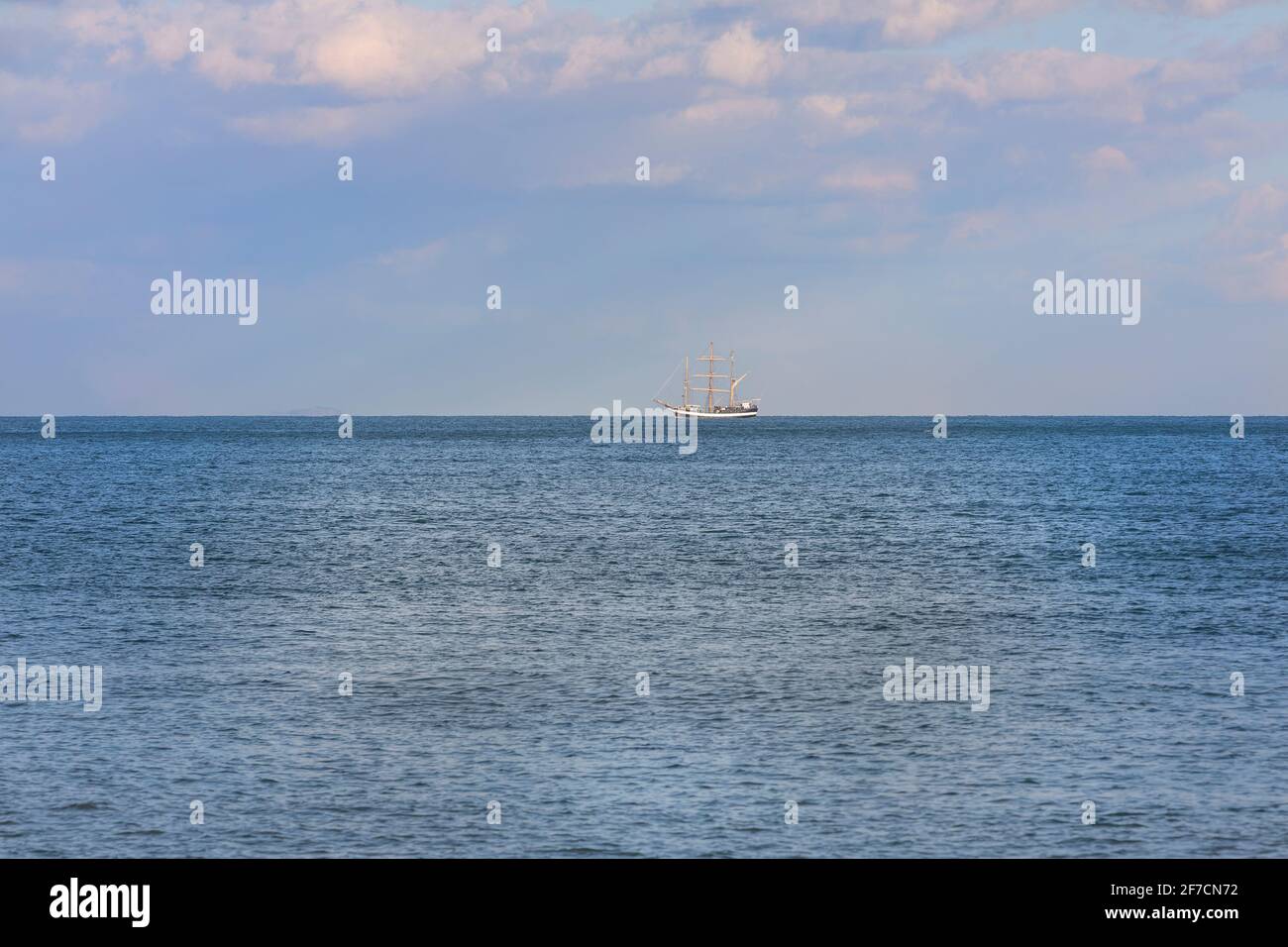 Ein dreimastigen Segelschiff allein auf blauem Meer Stockfoto