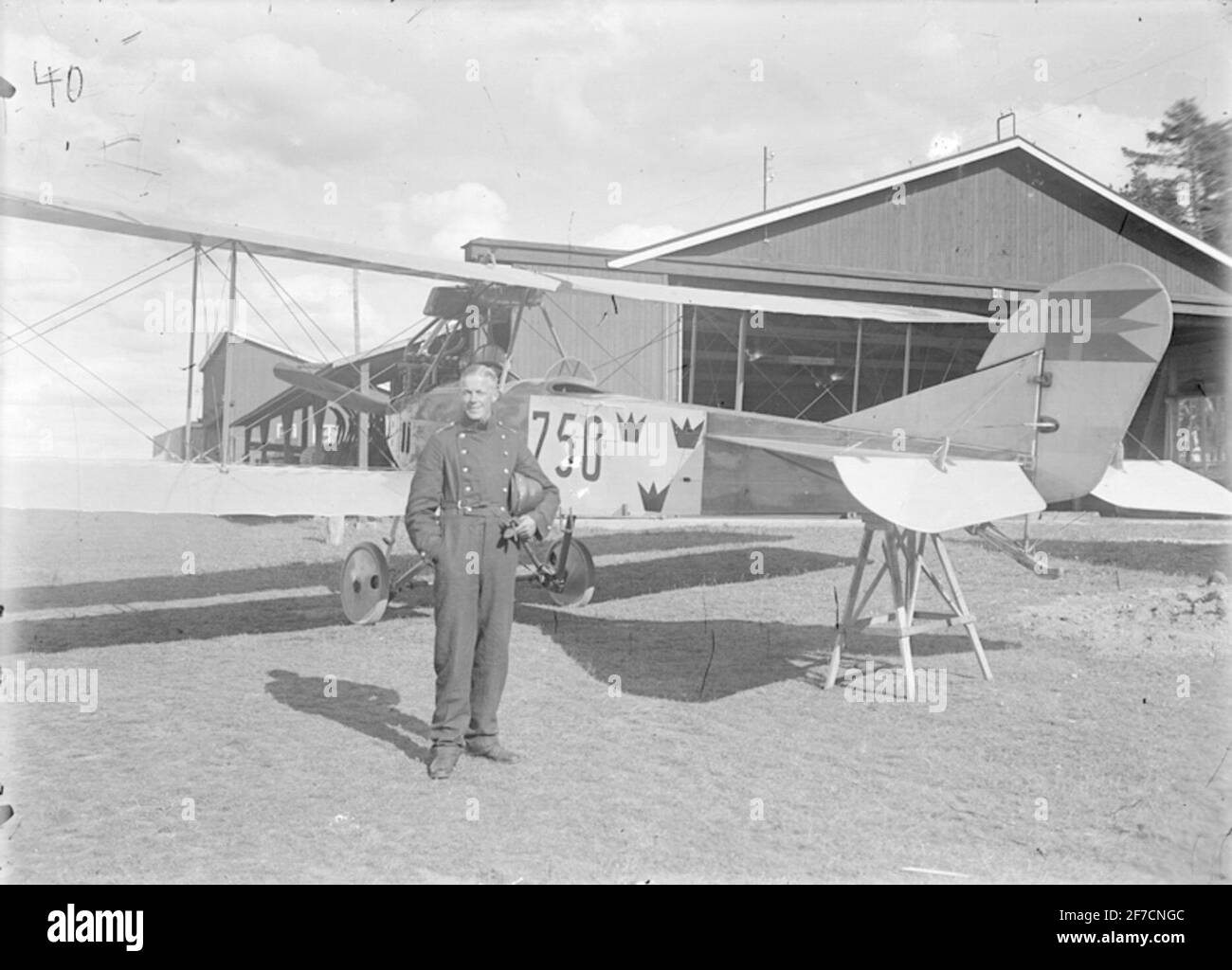 Porträt und Flugzeug Porträt des Leutnants vor dem Flugzeug Albatros SW 20 No. 750. Das Flugzeugheck ist auf Zecke vor dem Hangar auf dem Erz aufgestellt. Stockfoto