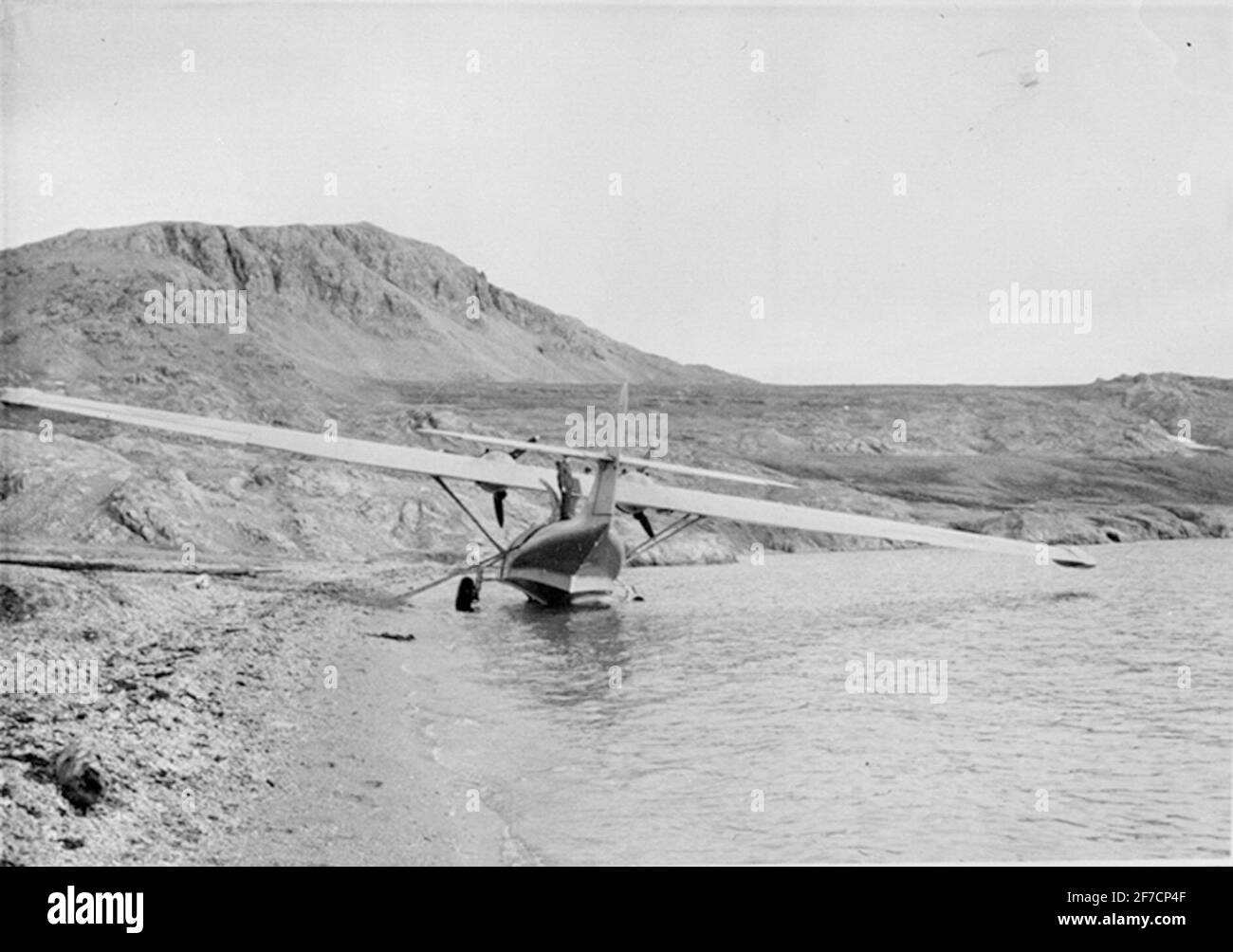 Flugzeug TP 47, Catalina im Wasser an der Küstenlinie des Spitber-Flugzeugs TP 47, Catalina im Wasser an der Küstenlinie an den Spitzenbergen während der Expedition 1957. Stockfoto