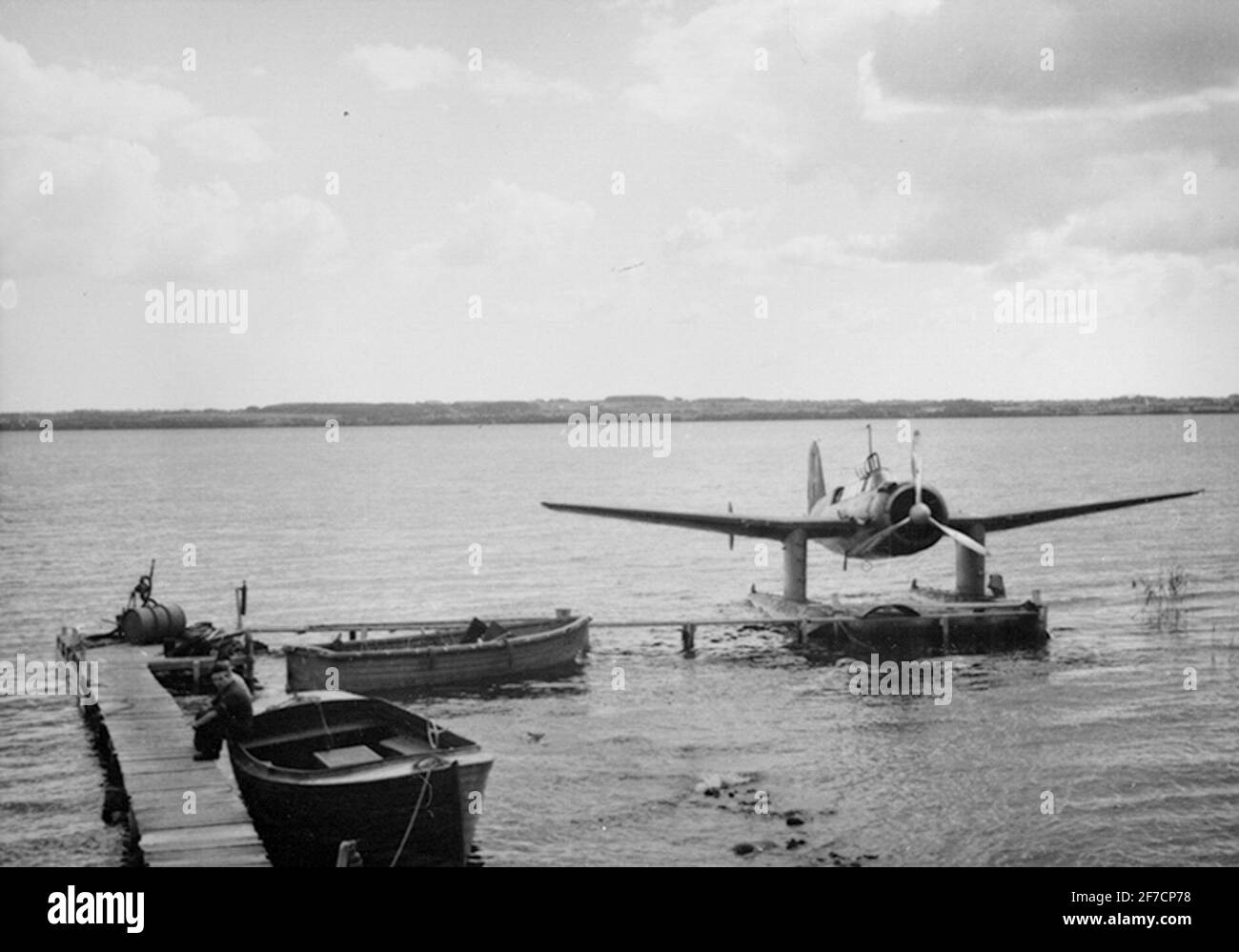 Flugzeug Saab 17Bs auf dem Wasser am Steg. Zwei ekas vertäuten das Flugzeug saab 17bs auf dem Wasser am Steg. Zwei Echos vertäuten am Dock. Stockfoto