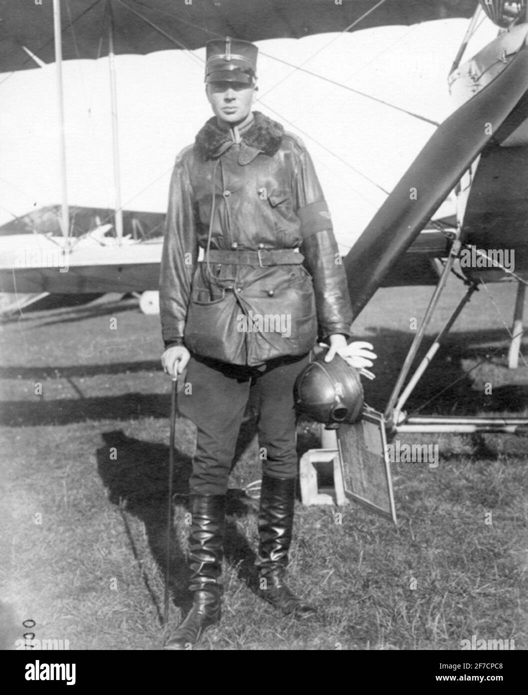 Porträt, Kapitän und Flugzeug Porträt des Kapitäns vor dem Flugzeug Albatros B.II. Stockfoto