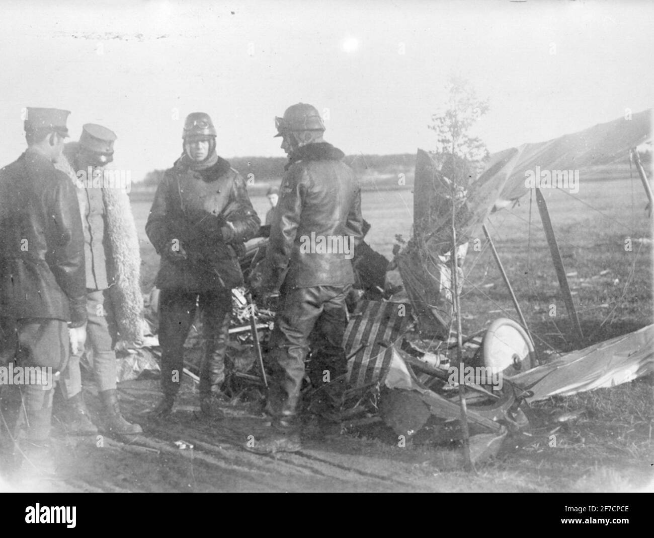 Wrack, Menschen vier Männer um ein zerstörtes Flugzeug Albatros B II auf Malmen, 1920. Stockfoto