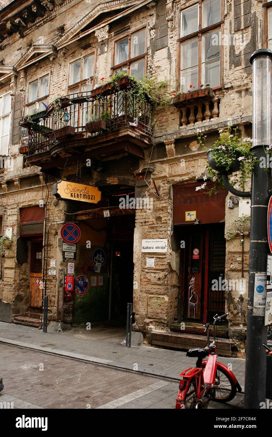 Sehr beliebtes Touristenziel die "Szimpla Kert", "Ruine Pubs" befindet sich im jüdischen Viertel von Budapest, Kazinczy Straße 14. Stockfoto