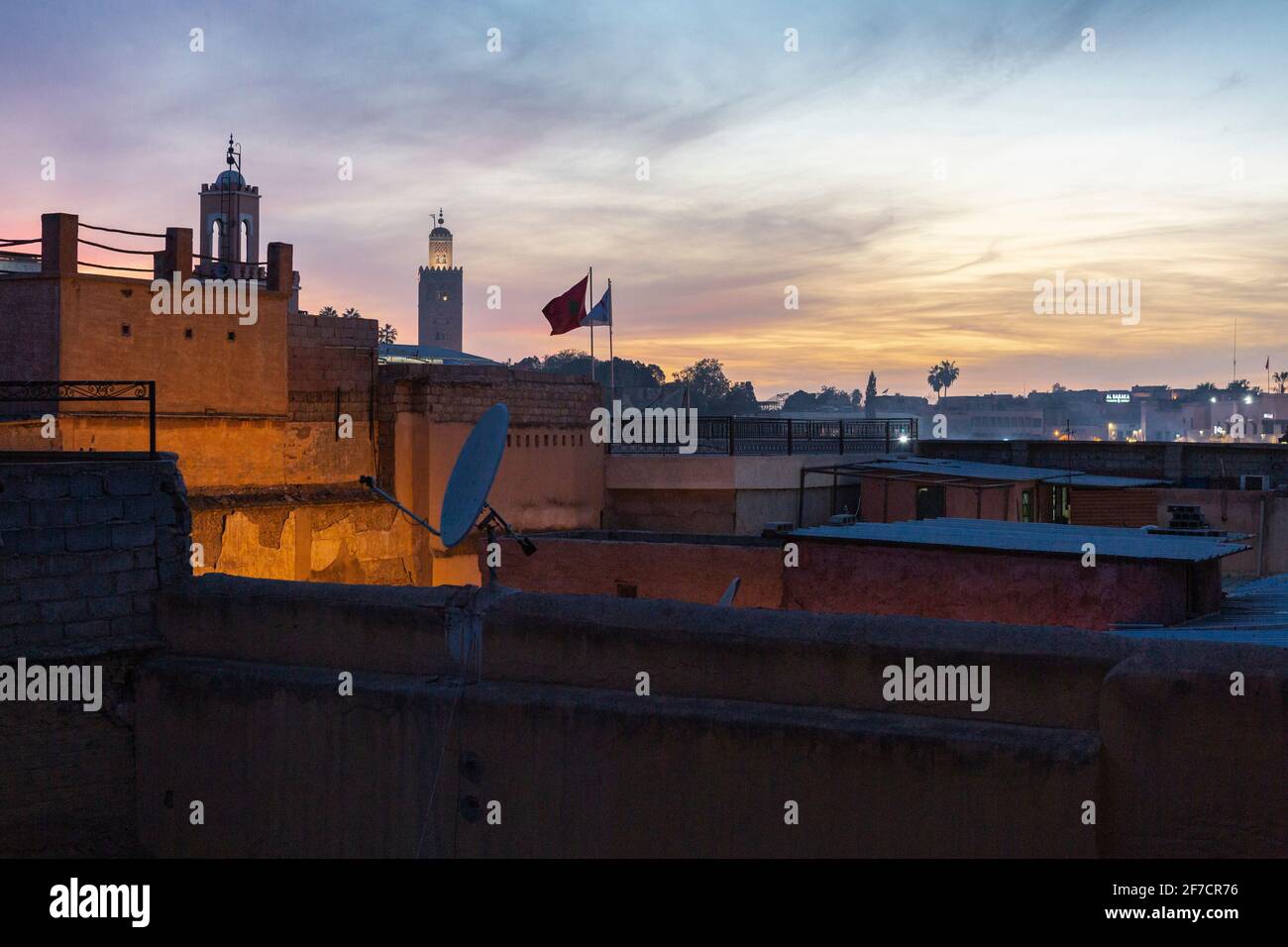 Sonnenuntergang über den Dächern von Djemaa el Fna in Marrakesch, Marokko Stockfoto