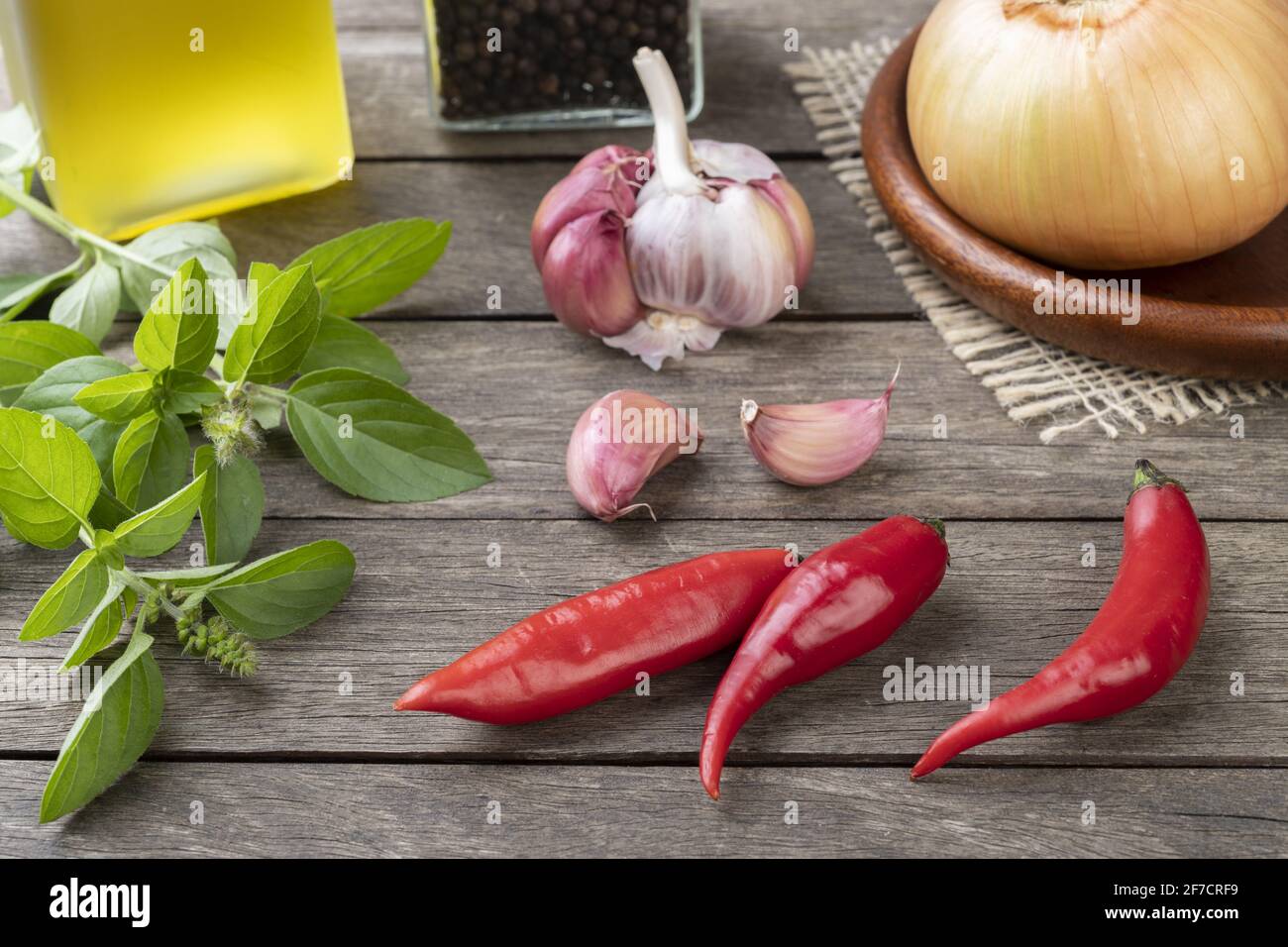 Rote Chilischoten und andere Gewürze über dem Holztisch. Stockfoto