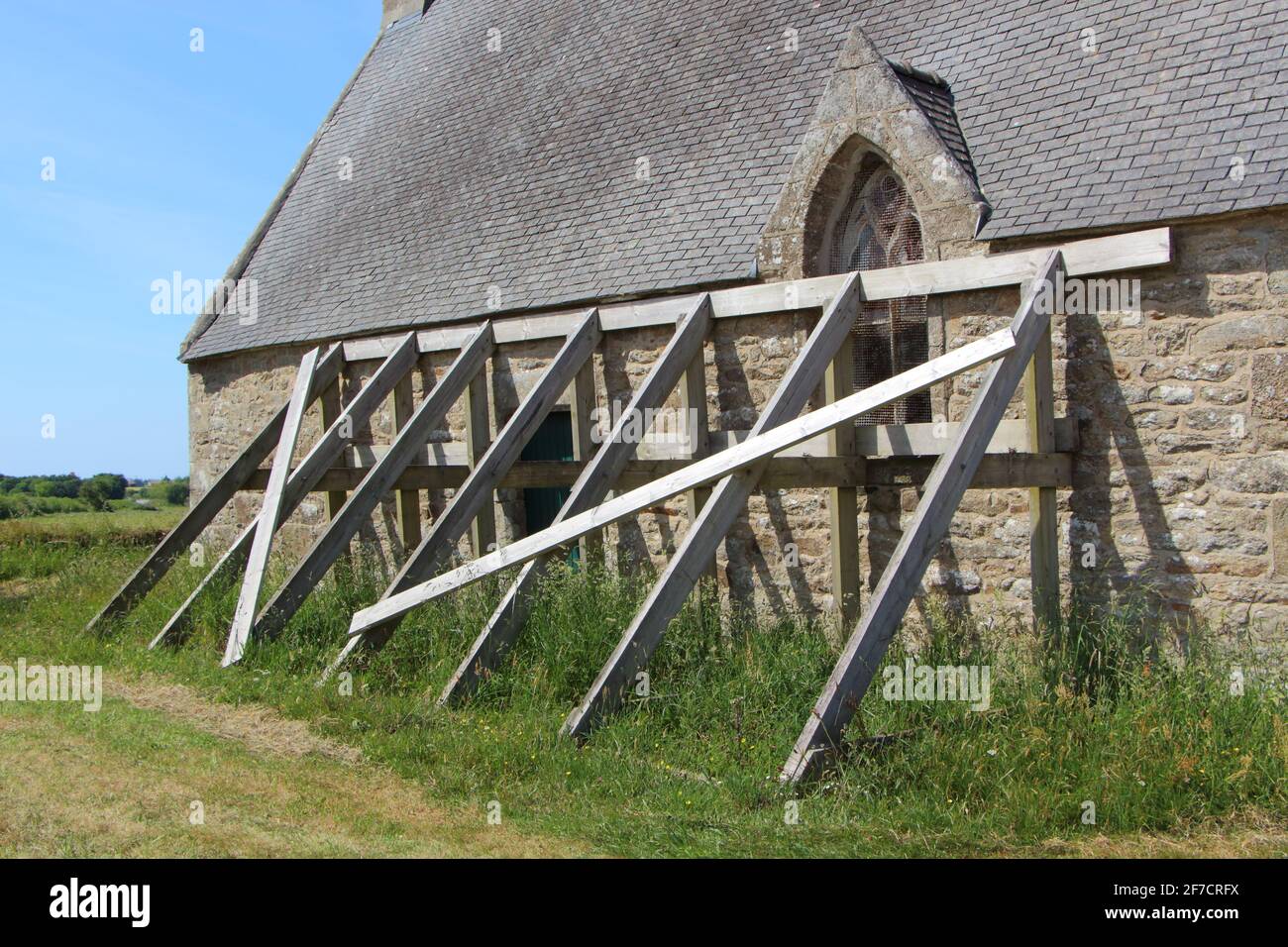 St. Roch Kapelle in Plourin mit Verstärkungsbohlen gegen die Fassade Stockfoto