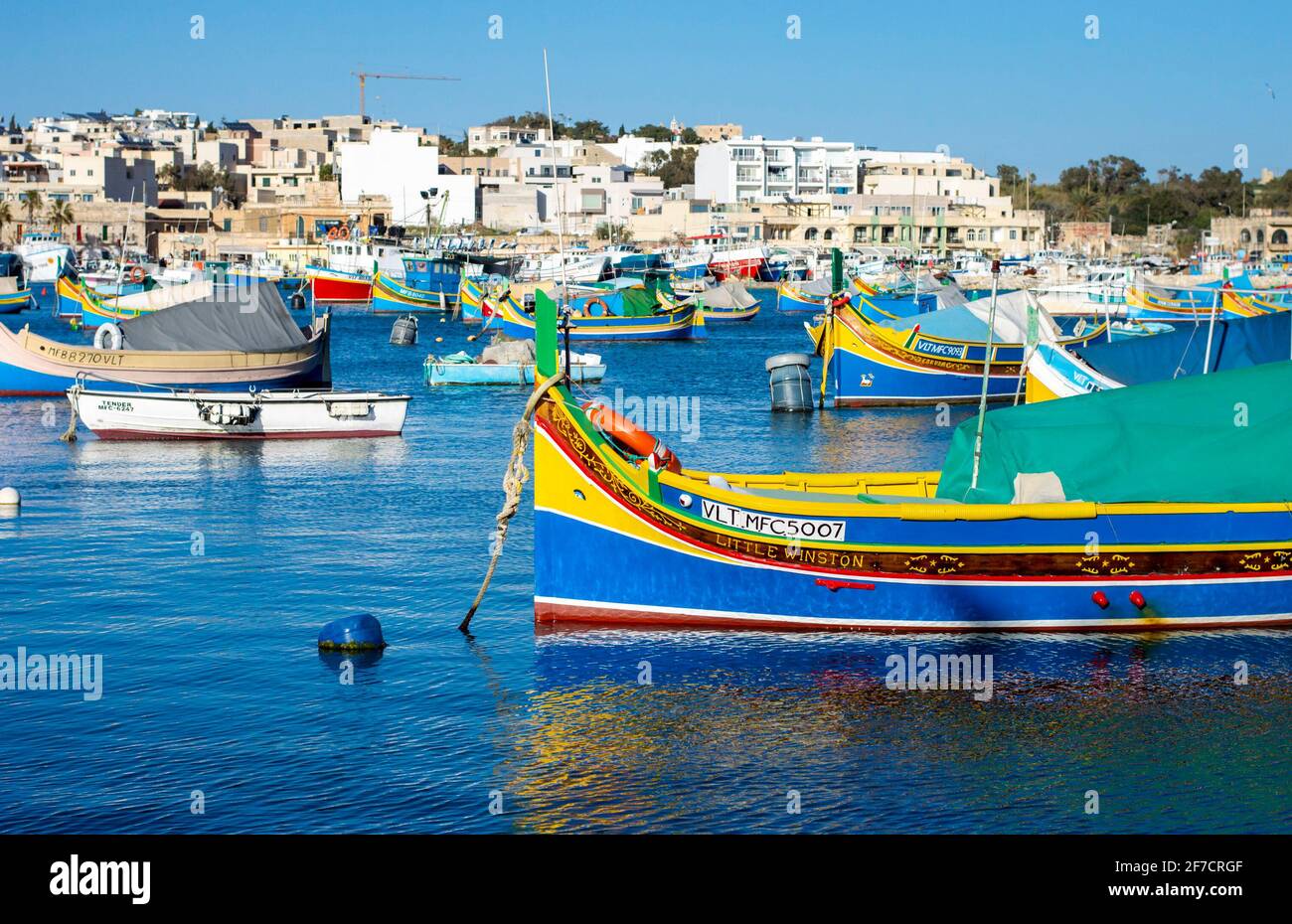 Marsaxlokk, Malta, 28. Februar 2020. Marsaxlokk Hafen mit bunten Fischerbooten an einem sonnigen Tag. Stockfoto