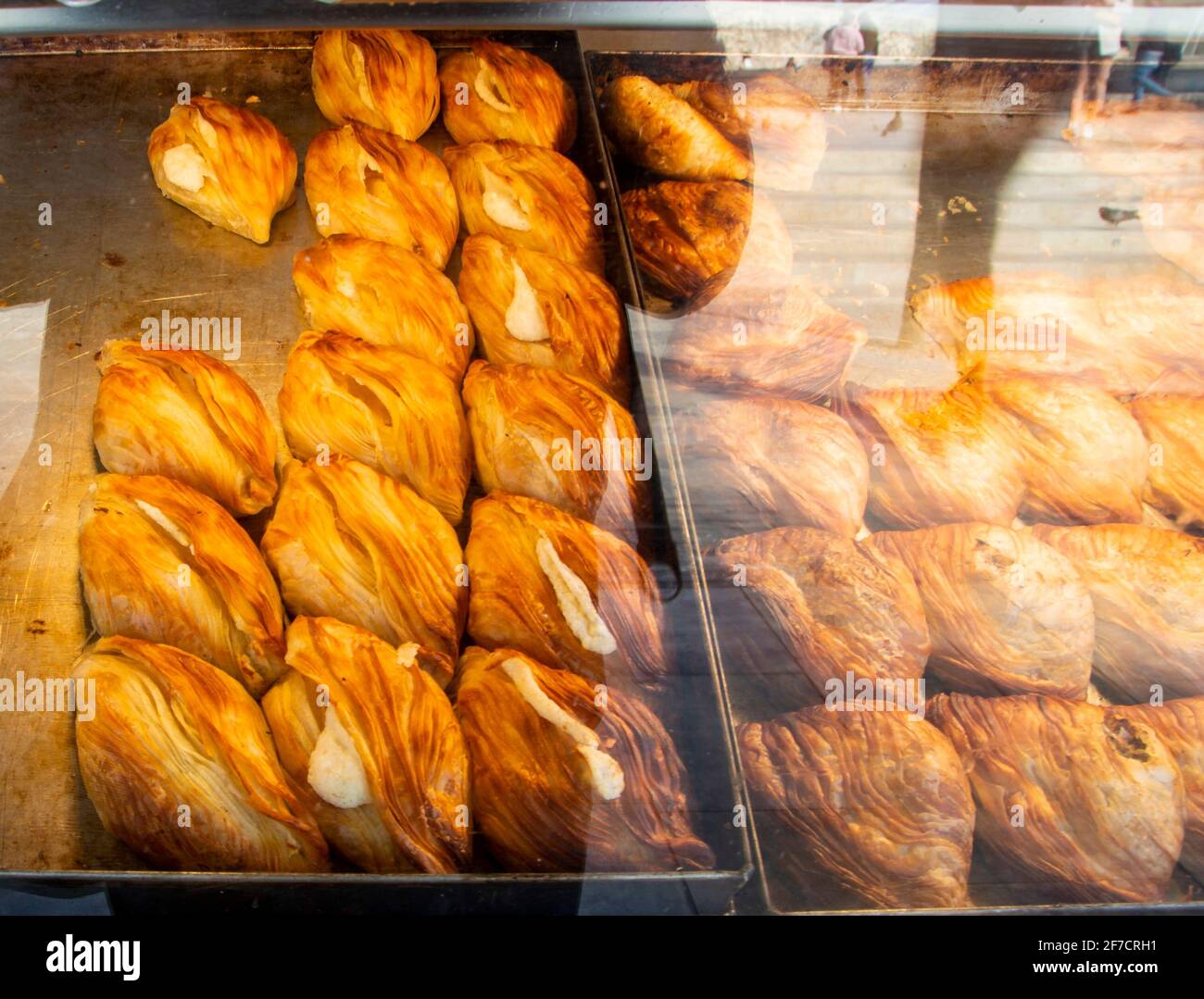 Berühmte Maltas lokale Pastzzi in der Essenstheke. Stockfoto