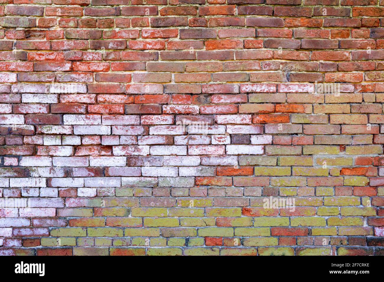 Mehrfarbige Backsteinwand Hintergrund Vielzahl von Ziegeln Backsteinwand gemacht Mit alten wiedergewonnenen Steinen Foto in hoher Auflösung und hoher Qualität Stockfoto