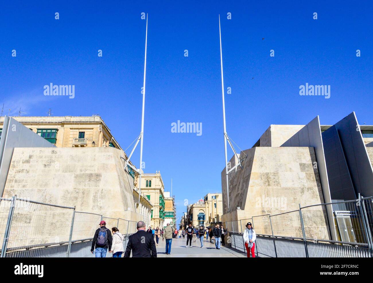 Valletta, Malta, 27. Februar 2020. Malta Valletta Stadttor an einem sonnigen Tag. Stockfoto