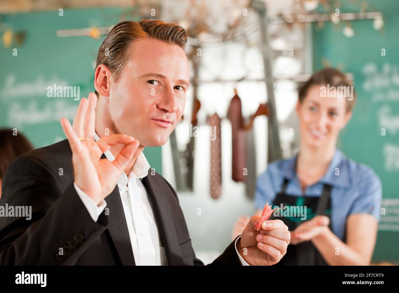 Zufriedener Kunde positive Anzeichen in Butcher shop Stockfoto