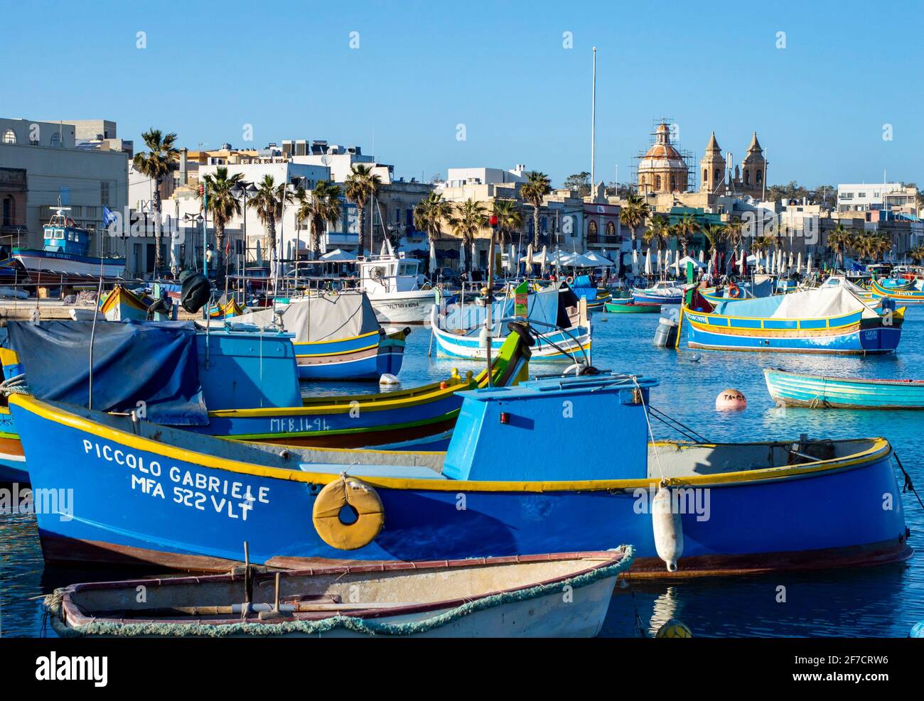 Marsaxlokk, Malta, 28. Februar 2020. Marsaxlokk Hafen mit bunten Fischerbooten an einem sonnigen Tag. Stockfoto