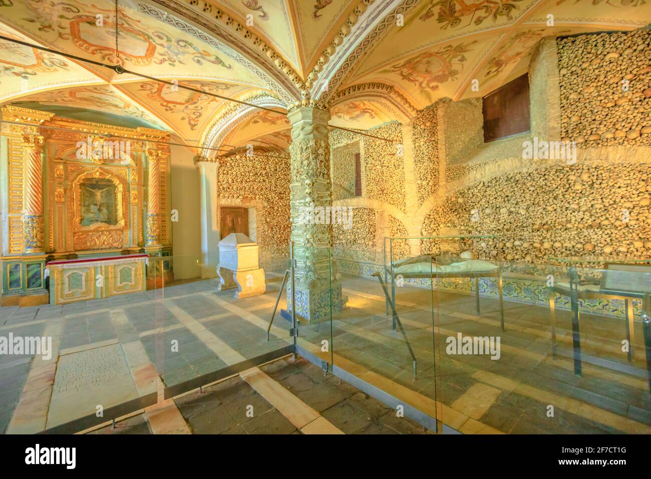 Evora, Portugal - 18. August 2017: Das Innere der Bones Chapel, die sich in der Kirche von Sao Francisco de Assis befindet, eines der meistbesuchten Denkmäler von Stockfoto
