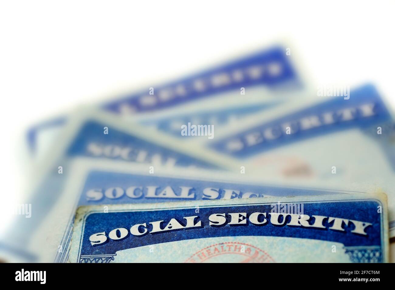 Nahaufnahme Detail von mehreren Sozialversicherungskarten, die Finanzen und Pensionsbestrafen und Seniorenbetreuung Stockfoto