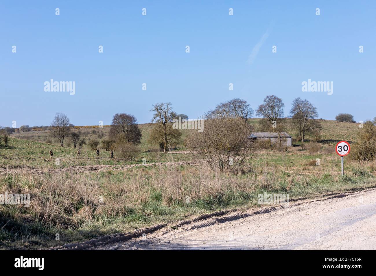 Soldaten trainieren in der Nähe des verlassenen Dorfes Imber, das jetzt als Trainingsgelände der britischen Armee dient, Salisbury Plain, Wiltshire, England, Großbritannien Stockfoto