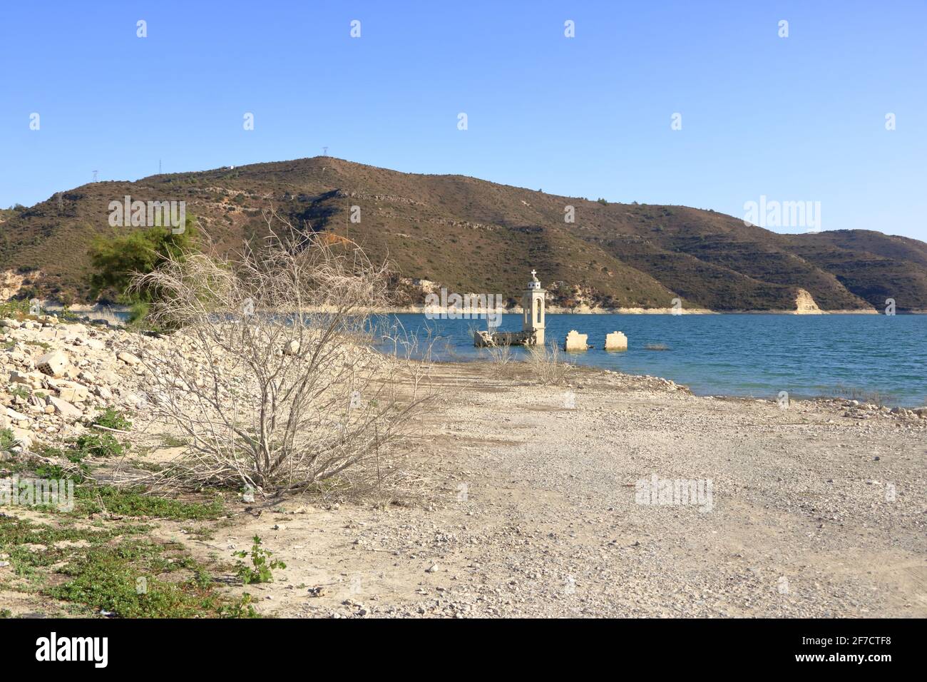 Die verlassene Kirche St. Nikolaus am Kouris Stausee. Zypern. Stockfoto