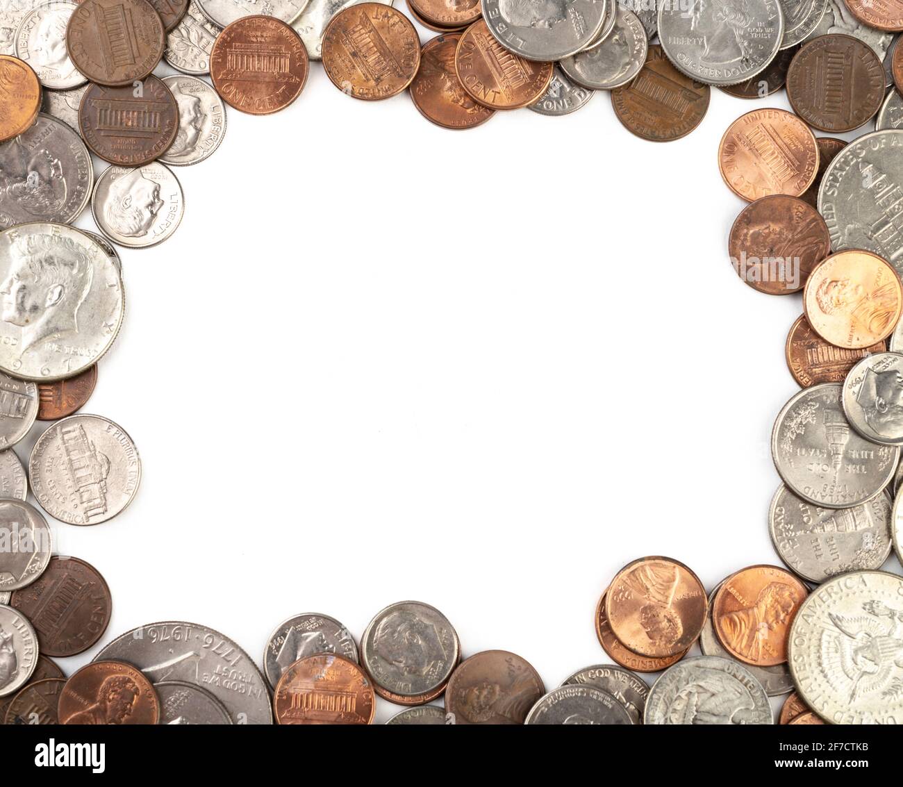 US-Dollar-Münzen auf weißem Hintergrund mit Kopierfläche. Stockfoto