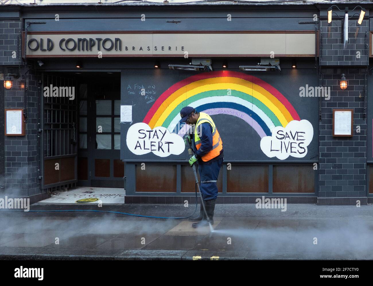 Straßenreiniger bereitet sich auf die Wiedereröffnung von Soho in London vor England Stockfoto