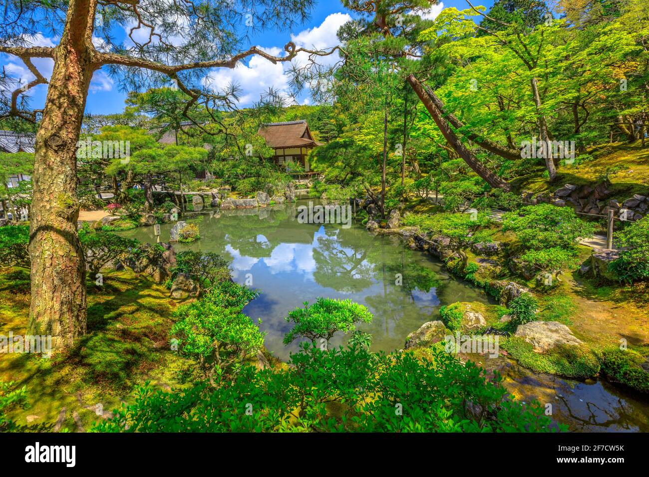 Kleiner Teich umgeben von einem Garten in der Frühjahrssaison sonniger Tag im Silver Pavilion oder Ginkaku-ji Tempel, UNESCO-Weltkulturerbe. Offiziell ist Jisho-ji ein Zen Stockfoto