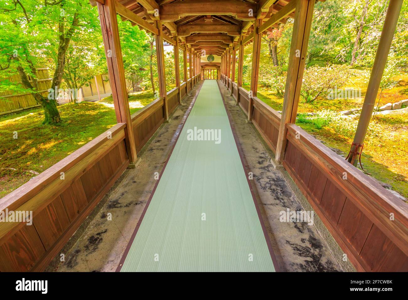 Kyoto, Japan - 27. April 2017:Architektur des Zen-Tempels Tenryu-ji in Arashiyama.der lange überdachte Korridor führt nach Hojo, der Zeremonienhalle, zu Teestuben Stockfoto