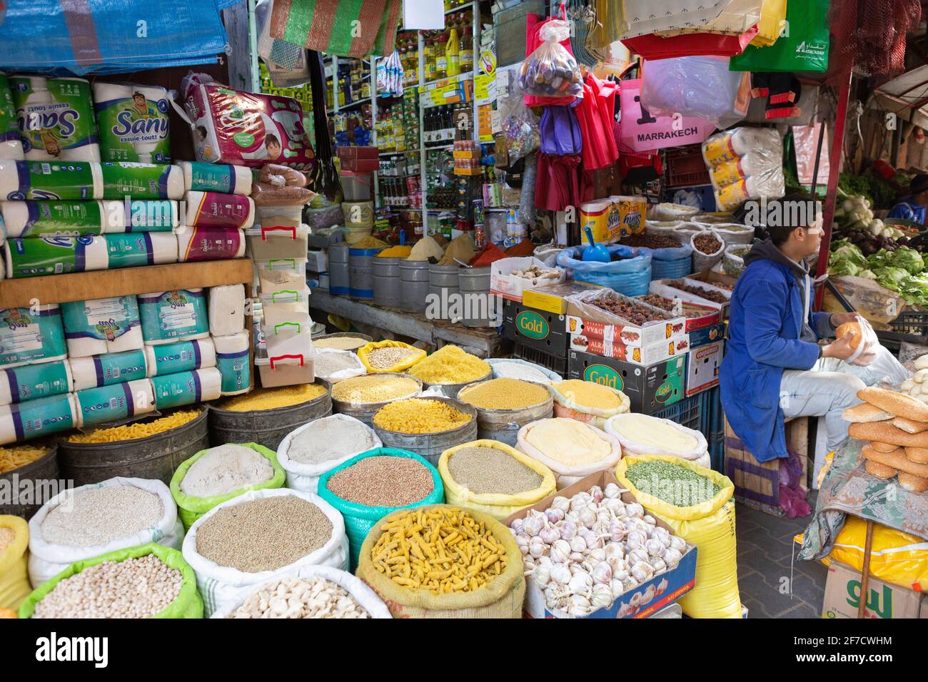 Shop mit gemischten Waren in der Medina von Marrakesch, Marokko Stockfoto