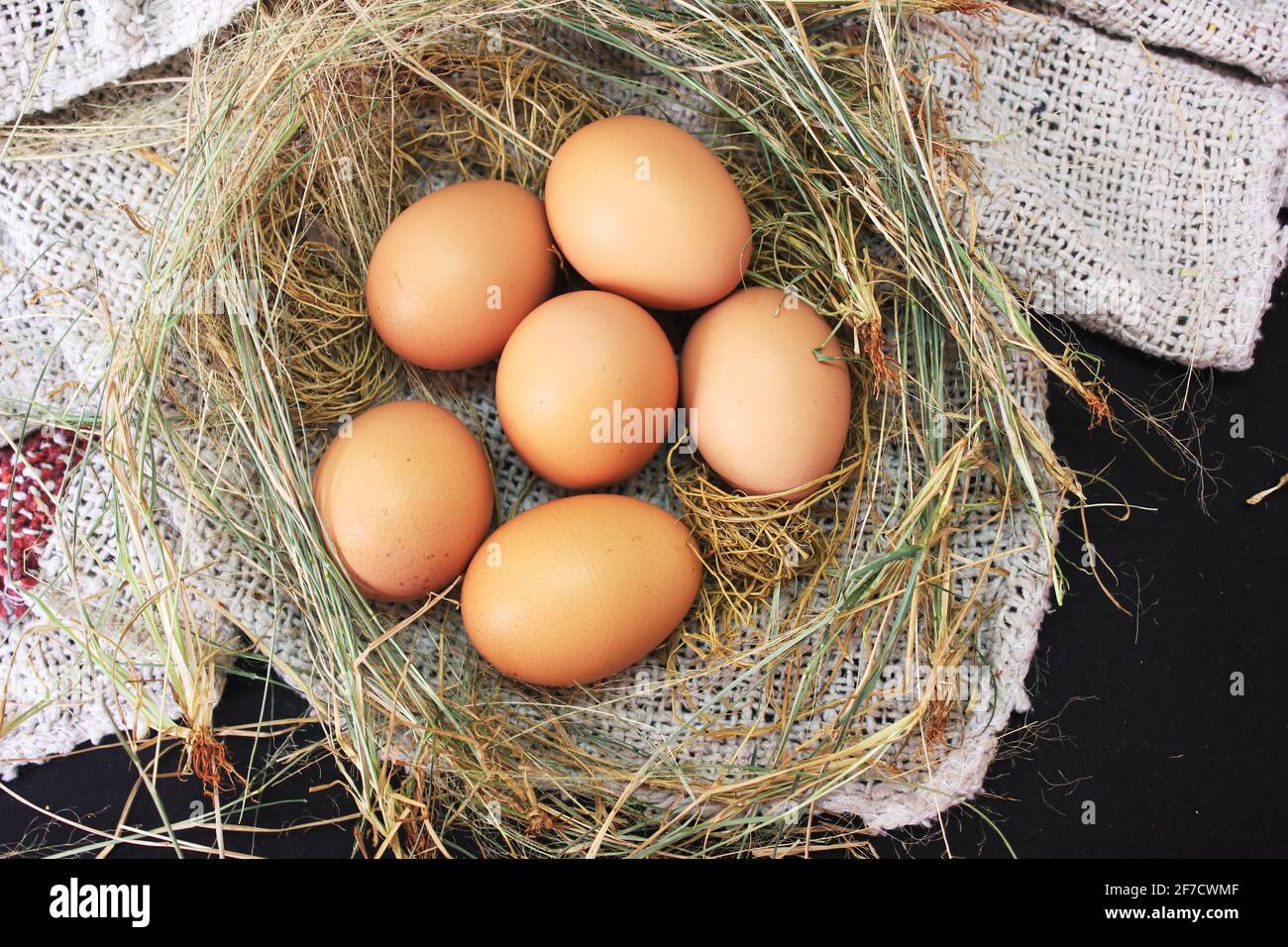 Die Eier Nahaufnahme Bild auf dem Sackleinen Tuch Stock Foto, braune Eier Stockfoto