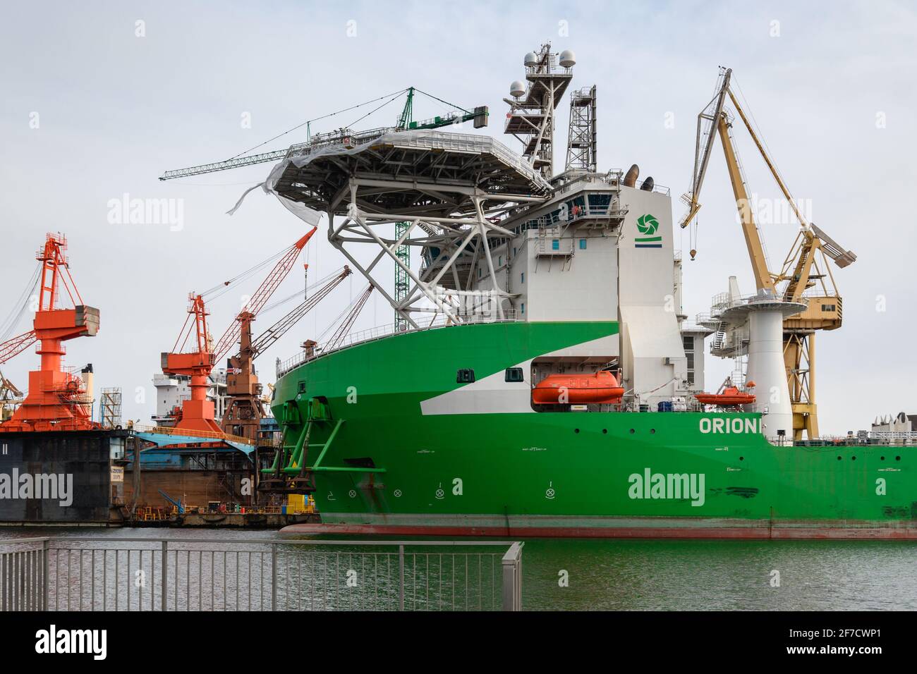 Danzig, Polen - 5. April 2021: ORION I, ein Kranschiff, das im Hafen von Danzig während der Renovierung auf der Werft festgemacht wurde. Polen, Europa Stockfoto