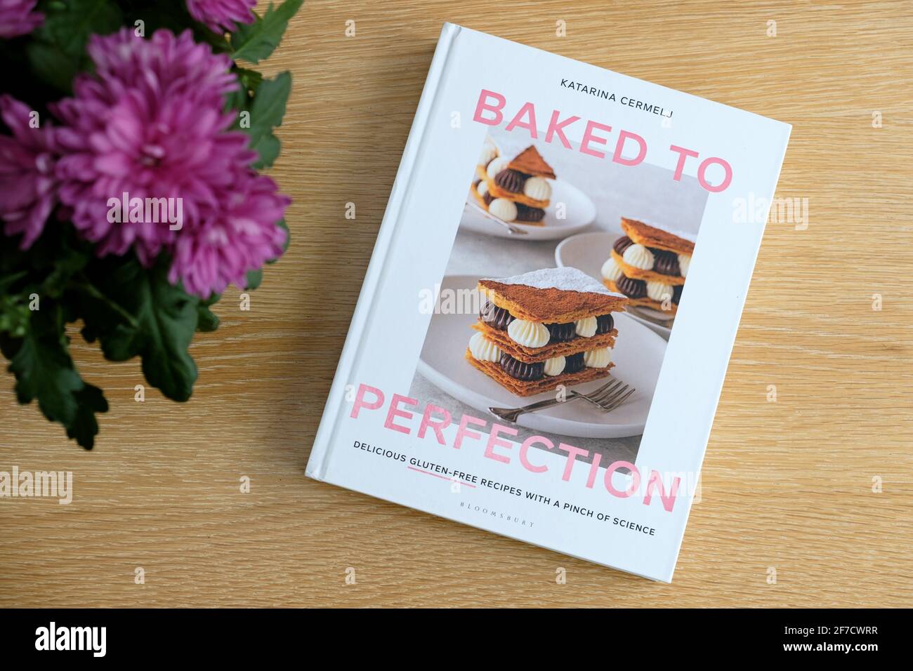 Perfekt gebacken, das Buch von Katarina Cermelj. Die Kuchen und Backrezepte sind alle glutenfrei in diesem ausgezeichneten Buch Stockfoto