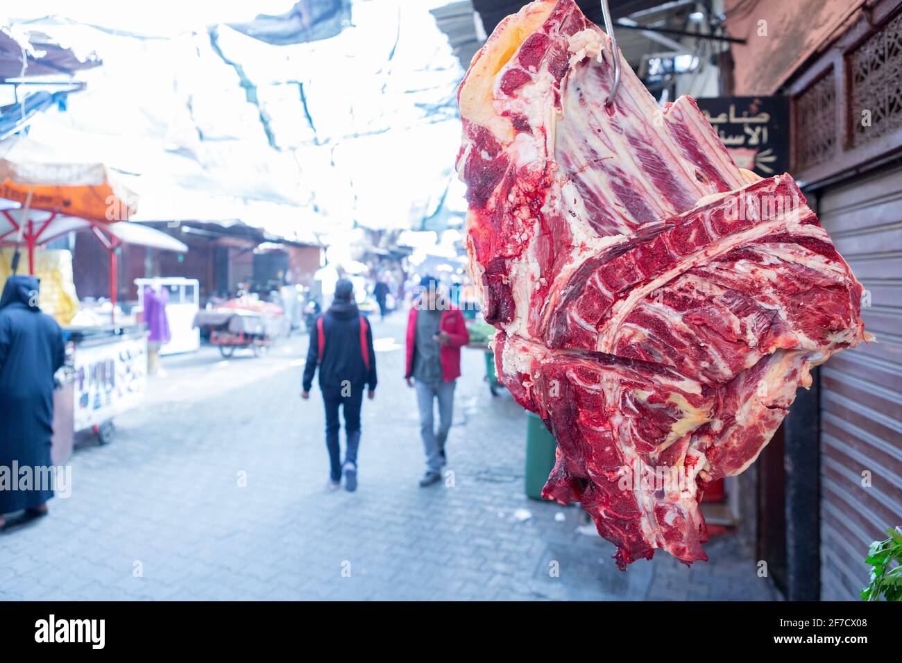 Ein Stück Fleisch hängt´s einem Metzgerladen in der Medina von Marrakesch, Marokko Stockfoto