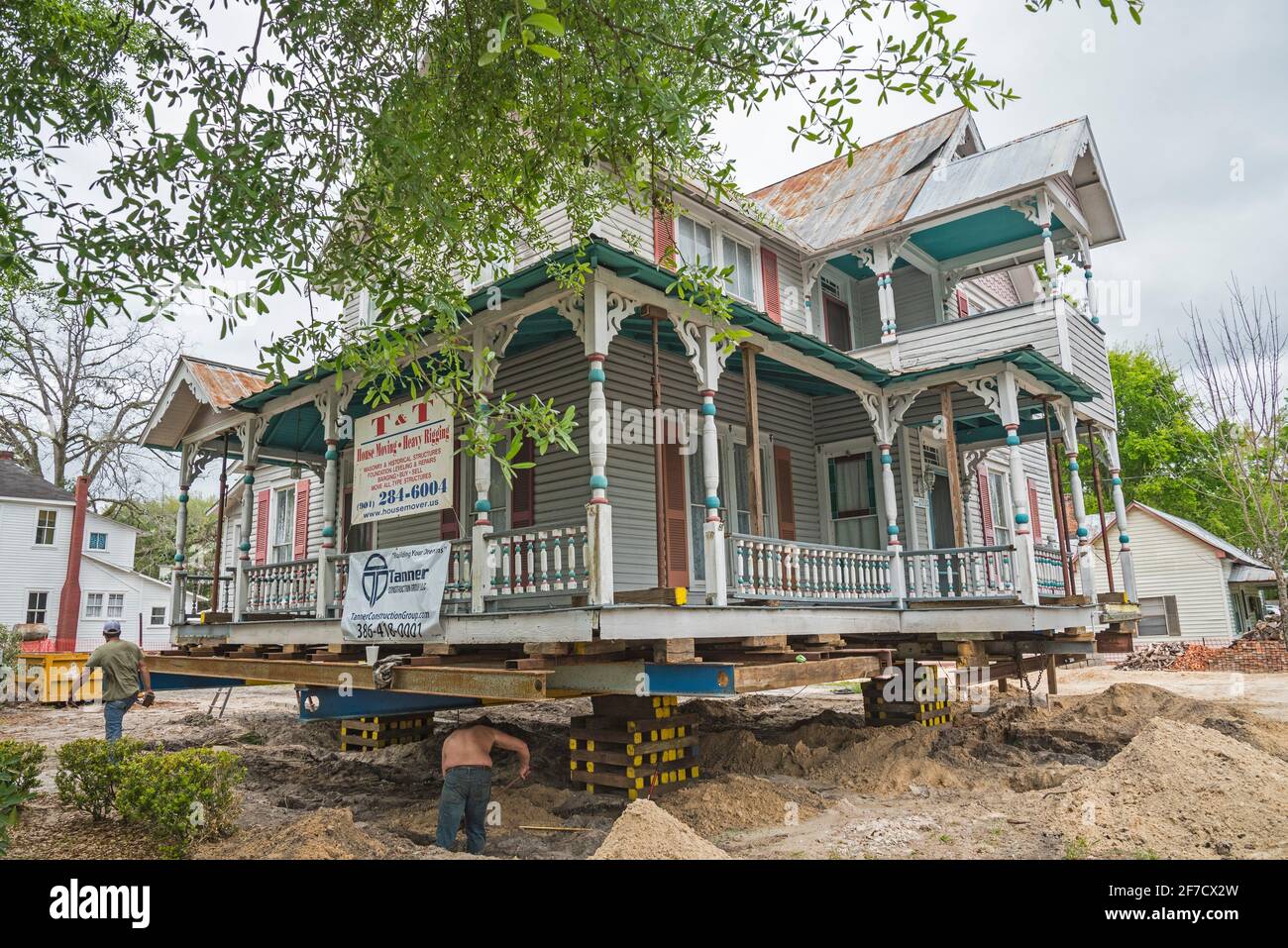 Der Wiederaufbau des Fundaments eines wunderschönen 1896, Jahrhundertwende, Queen Anne Stil Hauses in einer kleinen North Florida Stadt. Stockfoto