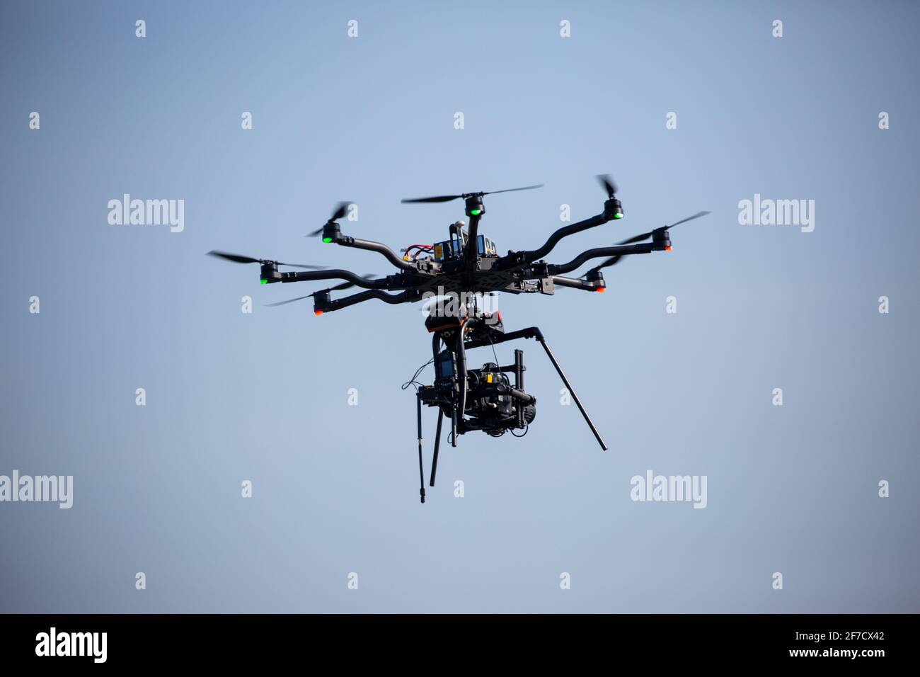 Stock Bild einer Octocopter Drohne (Multirotorflugzeug), die zum Filmen des  2021 Bootrennen auf dem River Great Ouse in Ely, Cambridgeshire, verwendet  wurde. Zwischen Cambridge und Oxford University hat die Drohne 8 Motoren