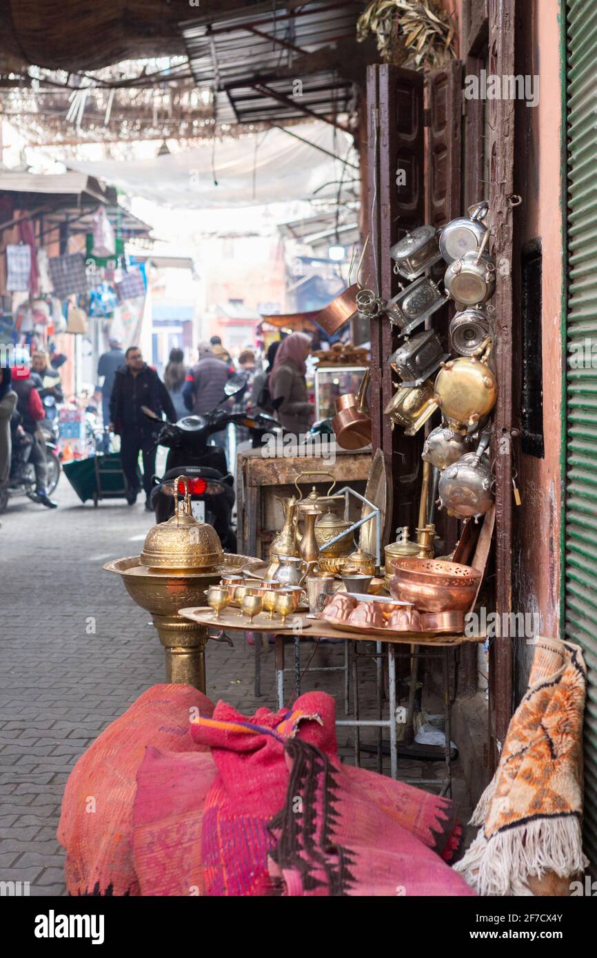 Handgefertigte Tassen und Töpfe in der Medina von Marrakesch, Marokko Stockfoto