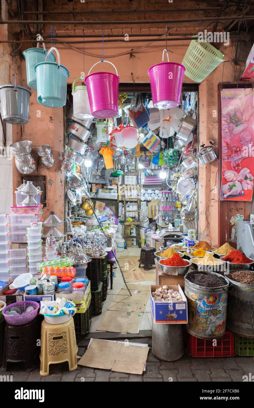 Vollgestopfter Laden mit Mischwaren in Marrakesch, Marokko Stockfoto