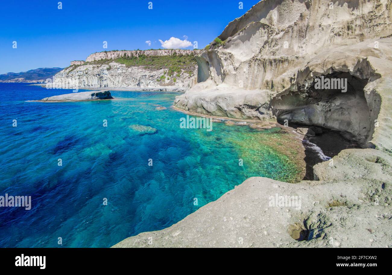 Bosa (Sardinien, Italien) - EIN Blick auf die touristische und charmante bunte Altstadt an der Meeresküste von Oristano, einer der schönsten auf Sardegna Stockfoto