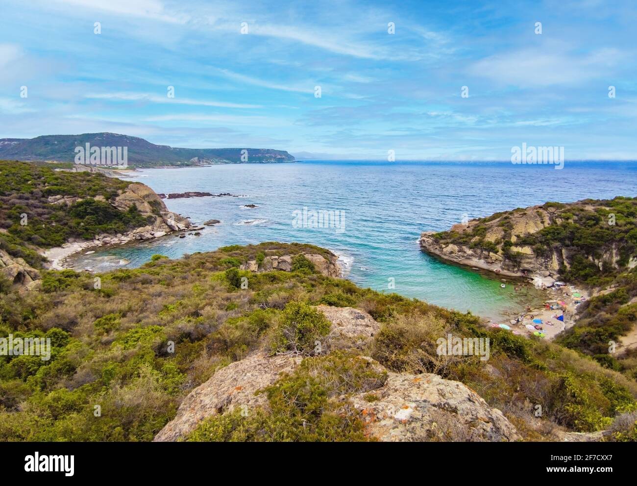 Bosa (Sardinien, Italien) - EIN Blick auf die touristische und charmante bunte Altstadt an der Meeresküste von Oristano, einer der schönsten auf Sardegna Stockfoto